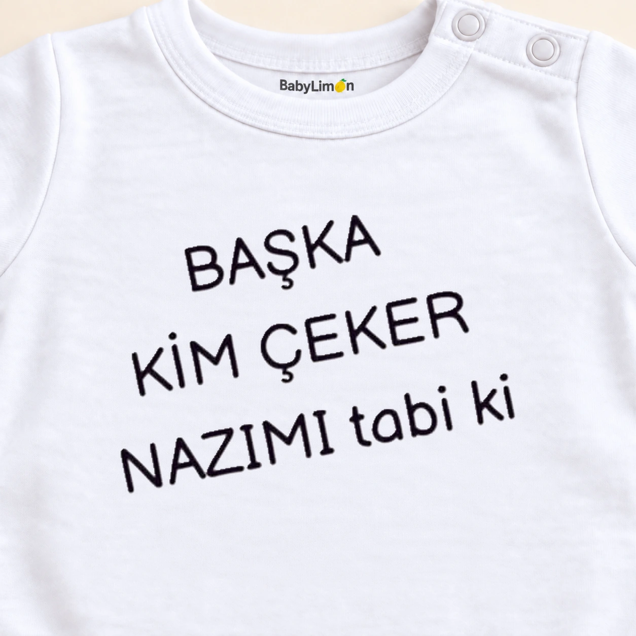 Unisex Bebek Anneanneye Özel Baskılı Bebek Body Zıbın baskı yakın çekimi; BabyLimon ense baskısı
